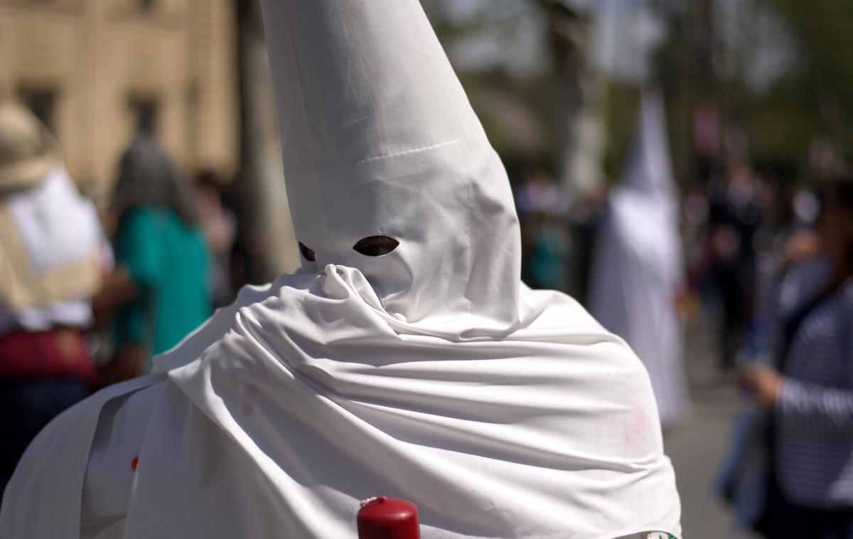 ku-klux klan | Dijak ene izmed mariborskih srednjih šol se je oblekel v belo ogrinjalo s koničastim pokrivalom, ki je simbol ameriške rasistične organizacije kukluksklan. (Fotografija je simbolična.) | Foto Shutterstock