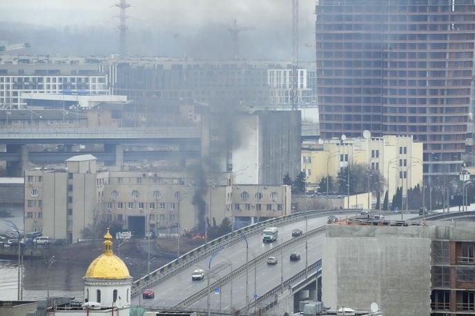 Kijev | Ukrajinski odpor ruske sile že tedne uspešno drži na precejšnji razdalji od središča Kijeva, je pa na prestolnico Ukrajine že zatavalo nekaj balističnih raket in drugih izstrelkov. | Foto Guliverimage