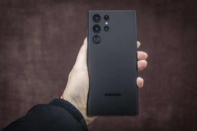 Pametni telefon Samsung Galaxy S22 Ultra po svoji zasnovi bolj spominja na phablete Note kot na predhodne telefone serije Galaxy S. | Foto: Ana Kovač