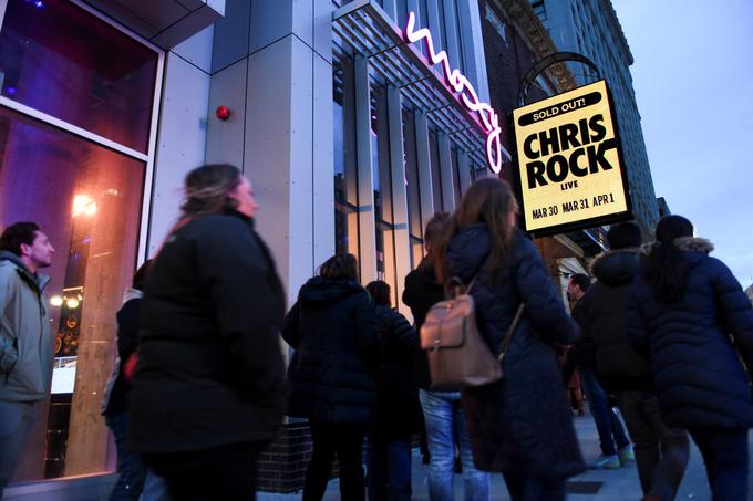 Prvi nastop Chrisa Rocka po Oskarjih je pritegnil množico gledalcev. | Foto: Reuters