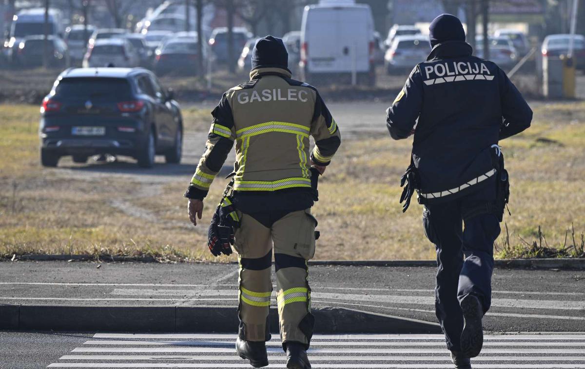 Policija, gasilci | Dve osebi sta potrebovali zdravniško pomoč.  | Foto STA