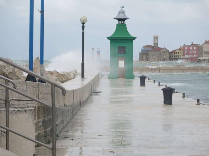 "Jaz sem domačin, Pirančan in lahko rečem, da takih valov skorajda ne pomnim, da bi naredili toliko škode." | Foto: Matic Prevc/STA