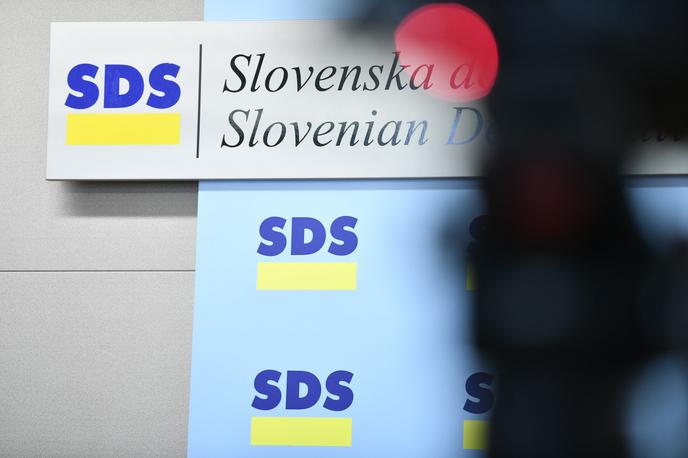 SDS | SDS je vložila še predloga posvetovalnih referendumov o nastanitvah nezakonitih migrantov v Sloveniji in o zaupanju v vlado Roberta Goloba. | Foto STA