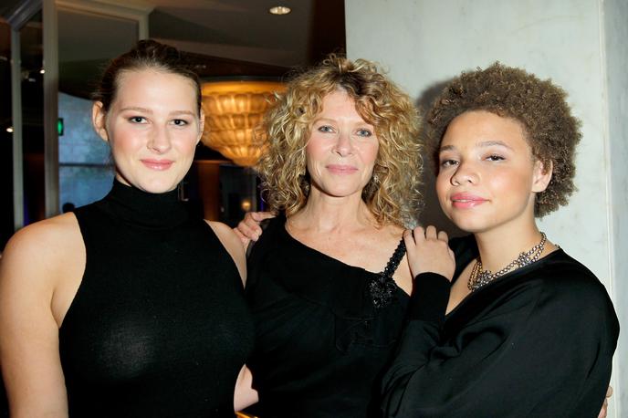 Spielberg | Mikaela Spielberg (desno) z mamo Kate Capshaw (v sredini) in sestro Destry (levo). | Foto Getty Images