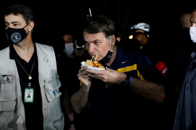 "To je le majhna gripa," pravi Jair Bolsonaro. | Foto: Reuters