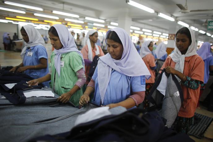 Rana Plaza Bangladeš | Delavci so še vedno premalo plačani. Minimalna plača znaša okoli 70 evrov.  | Foto Reuters