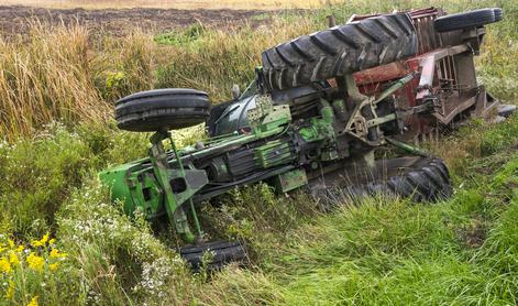 Smrtna nesreča: traktor se je prevrnil na osebo