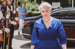 Slovenska veleposlanica v Prištini obtožena mobinga, Fajonova že opravila pogovor