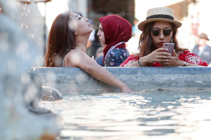 Rim fontana | Roko boste v fontano še lahko pomočili, skakanje vanjo pa je prepovedano. | Foto Reuters