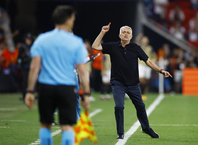 Mourinho je bil na finalnem srečanju lige Europa nezadovoljen nad številnimi sodniškimi odločitvami. | Foto: Reuters