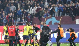 Drama na nogometni tekmi: med navijači in igralci izbruhnilo fizično nasilje #video