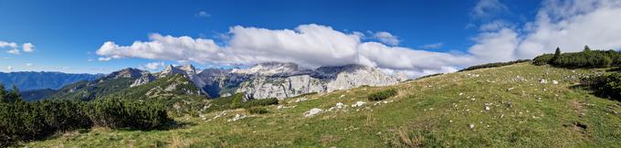Panorama tik pod vrhom: levo Viševnik, na sredini pod oblakom Triglav in desno Mrežce | Foto: Matej Podgoršek