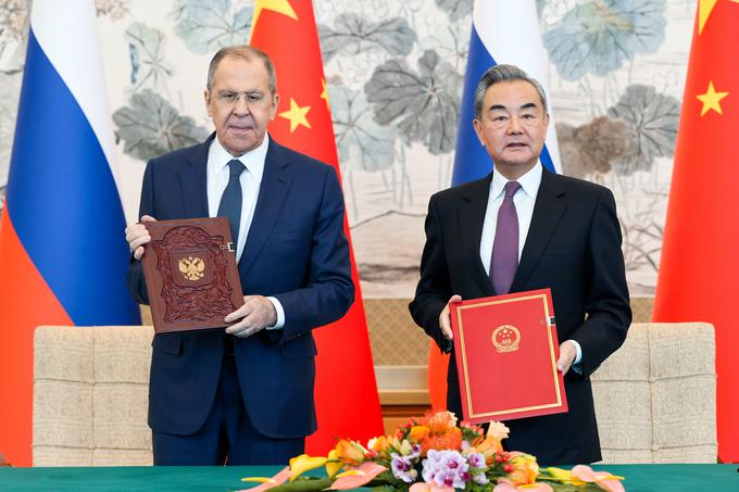 Kitajska in Rusija morata stati na strani pravičnosti, je povedal gostitelj in izrazil nasprotovanje vsem enostranskim ukrepom, ker da spodkopavajo svetovni red, kršijo mednarodno pravo in so v nasprotju s trendom svetovnega razvoja. | Foto: Reuters