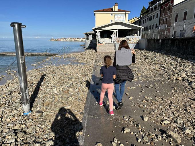 Poplavljanje morja je sicer v Sloveniji in Sredozemlju v zadnjem času pogostejše jeseni in pozimi, ko prihaja do sprememb v hladnih in toplih morskih tokovih.  | Foto: Matic Prevc/STA