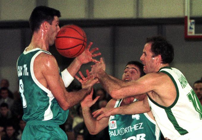 Dušan Hauptman v zeleno-belem dresu s številko 10 na hrbtu je pisal posebno poglavje v zgodovini košarkarske Olimpije. | Foto: Reuters