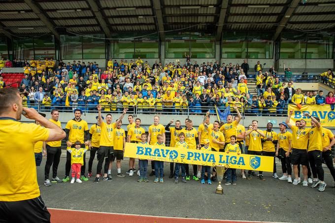 Članska ekipa Brava je bila ustanovljena šele leta 2013, pa si je že priigrala nastop v najmočnejši ligi. | Foto: Vid Ponikvar