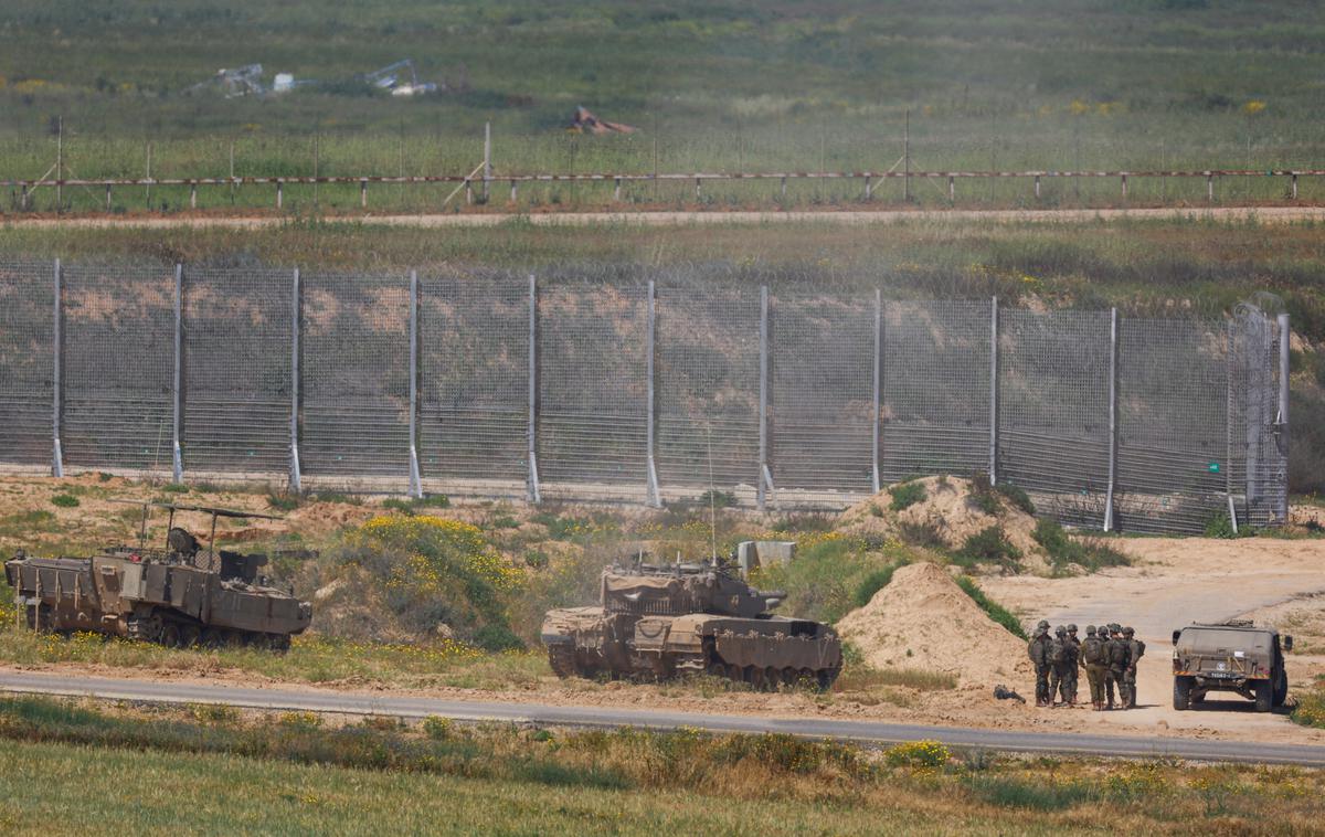 izraelska vojska | Po navedbah dpa ni jasno, kaj izraelski umik z juga Gaze pomeni za nadaljevanje izraelske strategije obstreljevanja Gaze, niti ni jasno, kako bo umik vplival na morebitno izraelsko ofenzivo na mesto Rafa, kamor se je zateklo okoli milijon in pol notranje razseljenih Palestincev. | Foto Reuters