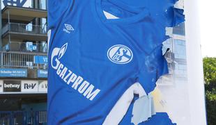 Schalke končal sodelovanje z Gazpromom, naval na drese brez sponzorja