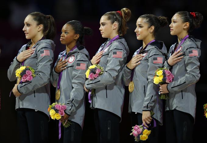 Nekateri so jo spomnili na London, ko je dvakrat postala olimpijska prvakinja in obakrat je ob poslušanju himne roko držala na srcu. | Foto: Reuters
