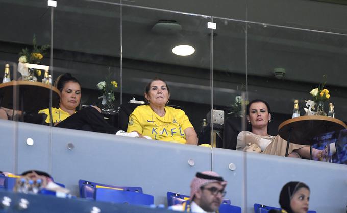 Portugalskega superzvezdnika so v živo spremljale tudi njegovi sestri Katia in Elma Aveiro ter njegova mati Dolores Aveiro. | Foto: Reuters