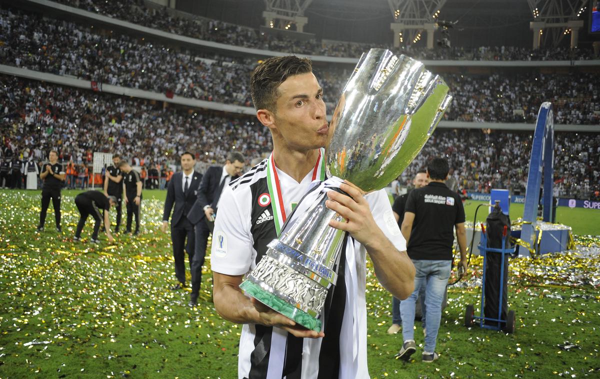 Cristiano Ronaldo | Cristiano Ronaldo poljublja svojo prvo lovoriko v majici Juventusa. Koliko jih še bo? | Foto Getty Images