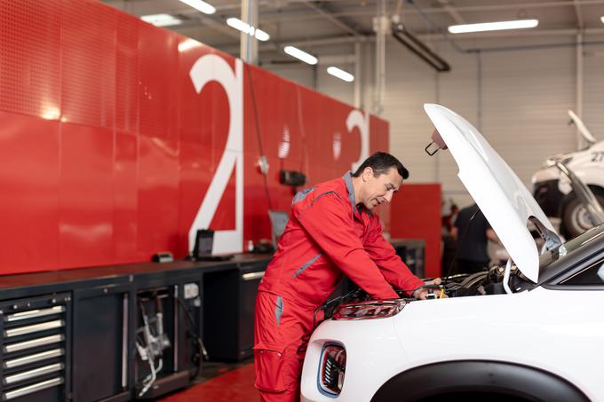 Popravilo ali vsem znan izraz obnova temelji na tem, da se obrabljeni deli popravijo in ponovno vgradijo v vozila tam, kjer tehnologija stroškovno in kakovostno upraviči ta način ponovne uporabe. | Foto: Citroën