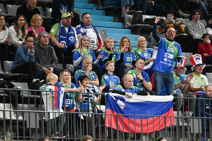 Slovenski navijači so si grizli nohte vse do zaključka srečanja. | Foto: RZS