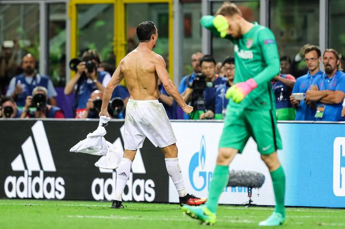 Tako je Cristiano Ronaldo leta 2016 v Milanu z bele točke premagal Jana Oblaka in madridski Real popeljal od nove evropske zvezdice. | Foto: Vid Ponikvar