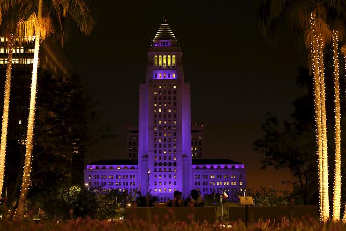 Mestna hiša v Los Angelesu je v čast Princeu osvetljena z vijoličnimi lučmi. | Foto: Reuters