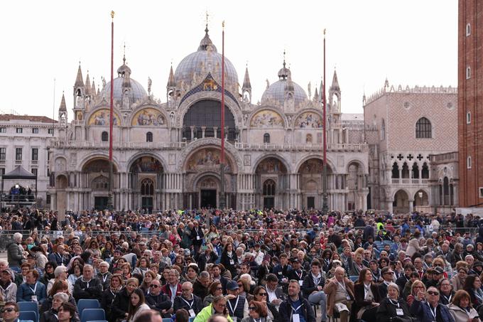 Ker je bil papež v mesto povabljen, mu dnevne vstopnine ni bilo treba plačati, jo bodo pa morali plačati romarji, ki ga želijo videti. | Foto: Reuters