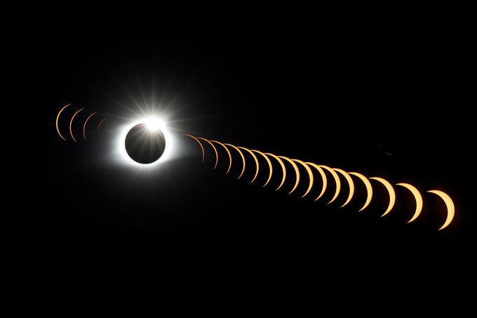 Kompozitna slika poletnega sončnega mrka nad ZDA, sestavljena iz 21 v zaporedju posnetih fotografij, avgust 2017. | Foto: Reuters