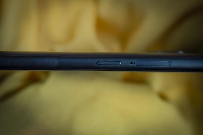 Leva stran pametnega telefona Nokia X10 | Foto: Ana Kovač