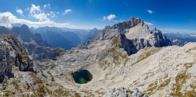 Panorama z grebena Križa: desno Razor (pred njim Kriški rob), spodaj Zgornje in Spodnje Kriško jezero. | Foto: Matej Podgoršek