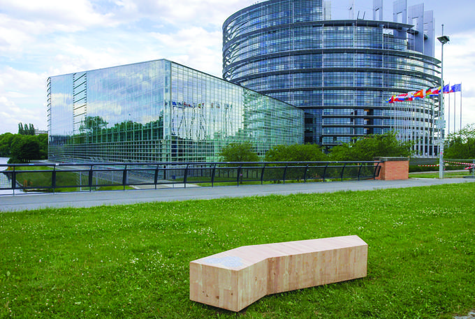 Lesena izvedba Klopi ljubezni pred Evropskim parlamentom v Strasbourgu (foto: Arhiv avtoric). | Foto: 