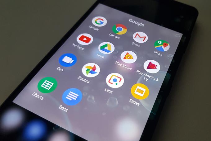 Za Evropsko komisijo sporni paket prepoznavnih Googlovih aplikacij, ki jih najdemo na tako rekoč vsakem novem pametnem telefonu z operacijskim sistemom Android.  | Foto: Matic Tomšič
