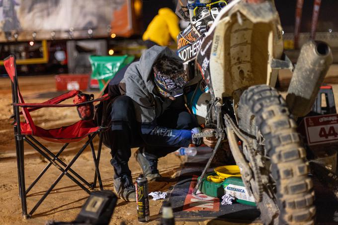 Podnevi dirka, ponoči skrbi za svoj husqvarnin motor. | Foto: Denis Janežič