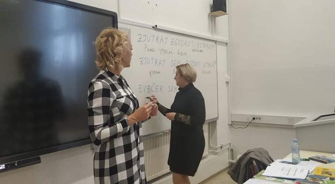 S prijateljico Olgo ukrajinske begunce učita osnov slovenskega jezika.  | Foto: Facebook