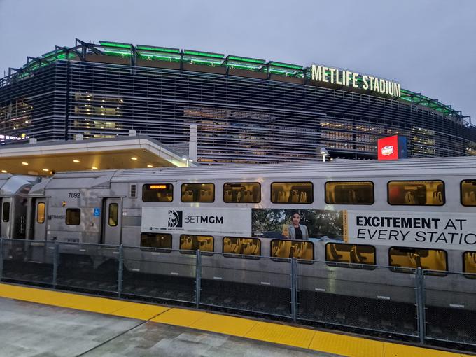 Z vlakom z Manhattana pred stadion Metlife v sosednjem New Jerseyju | Foto: Matej Podgoršek