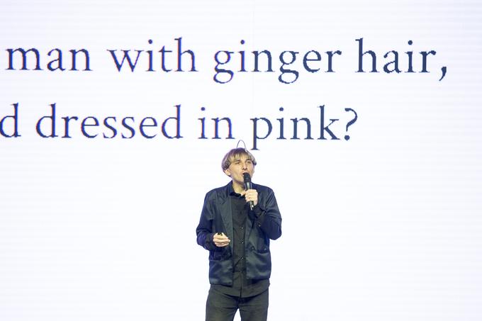 "Si videl moškega z oranžnimi lasmi, modrimi očmi, oblečenega v rožnato?" To vprašanje Neila zmede, saj vidi samo moškega z lasmi, pravi. | Foto: Ana Kovač