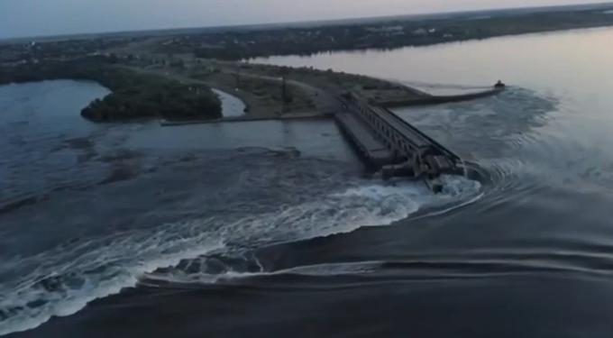 Jez hidroelektrarne v Novi Kahovki v regiji Herson na jugu Ukrajine je bil uničen 6. junija, sprti strani pa odgovornost za to pripisujeta druga drugi. Vode so poplavile obsežna območja in prisilile tisoče ljudi v evakuacijo. | Foto: AP / Guliverimage