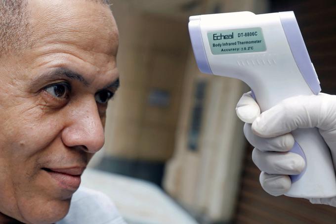 Natančno ugotavljanje morebitne povišane telesne temperature z brezkontaktnimi infrardečimi termometri je eden od pomembnih preventivnih ukrepov za preprečevanje nadaljnjega širjenja okužb s koronavirusom.  | Foto: Reuters