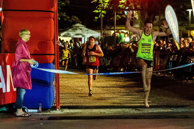 Med bosonogimi tekači je zmagal ultramaratonec Žiga Koprivnik (tekel je s štartno številko z imenom Gregor), ki je sploh prvič tekel brez obutve. Za 10 kilometrov je potreboval manj kot 38 minut. | Foto: Sportida