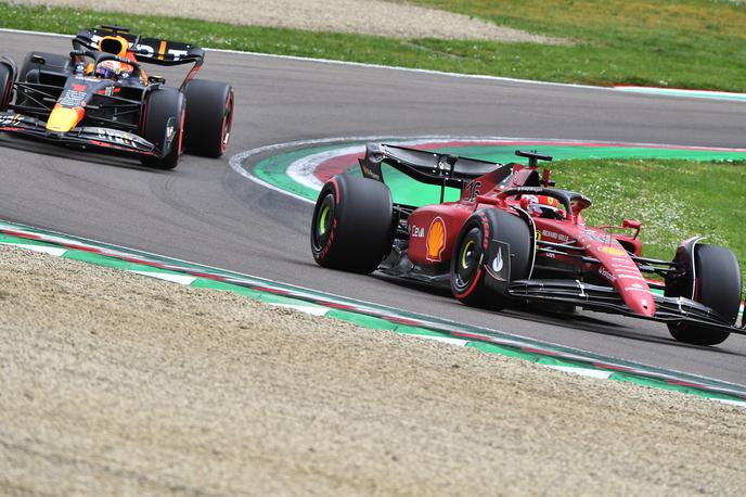 Imola Leclerc Verstappen | Charles Leclerc je že na štartu prehitel Maxa Verstappna. Ta je vrnil udarec v predzadnjem krogu. | Foto Reuters