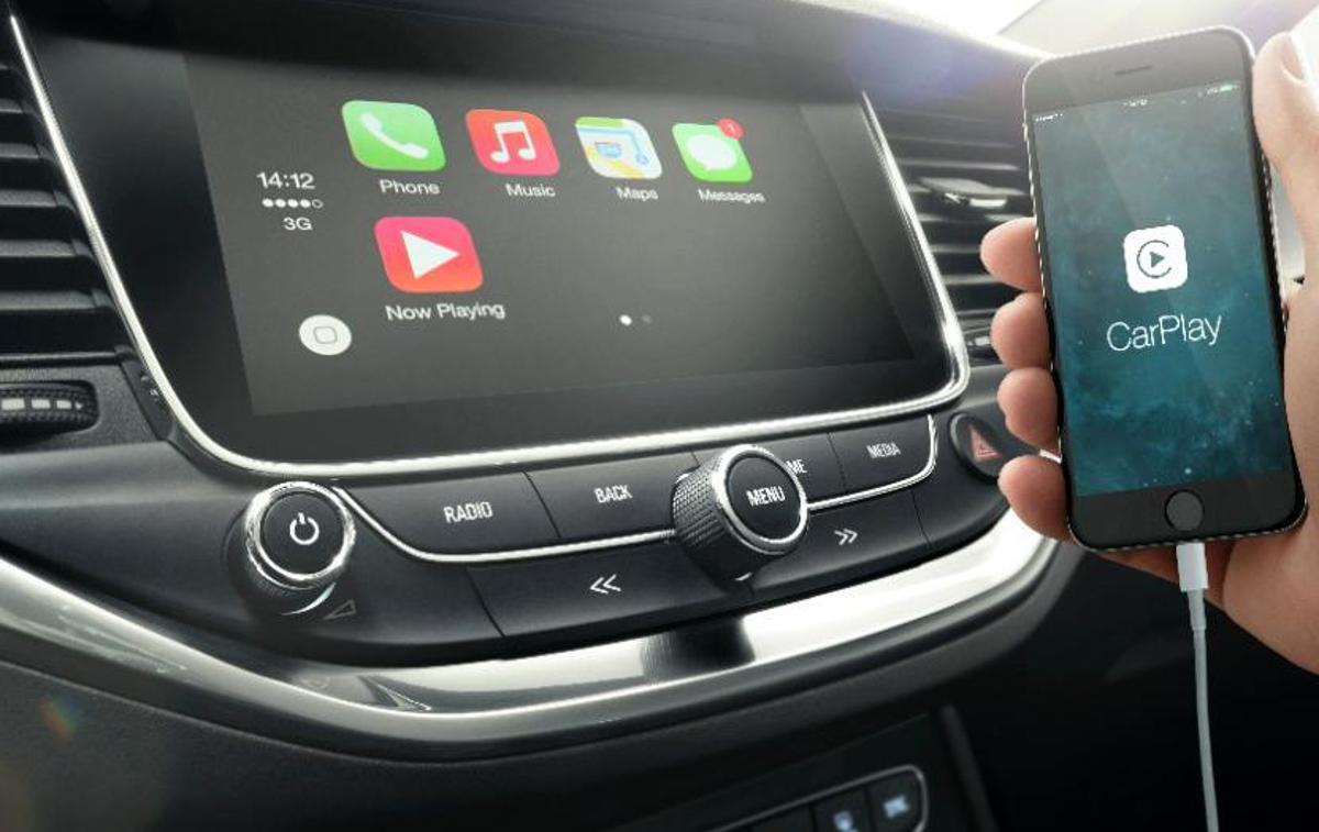 Opel CarPlay | Apple očitno namerava še nadgraditi funkcionalnost svoje platforme CarPlay z nekaterimi funkcijami, ki bi olajšale upravljanje avtomobila med vožnjo. | Foto Opel