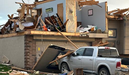 Pustošilo več kot 70 tornadov: uničene številne hiše in poškodovani ljudje #video