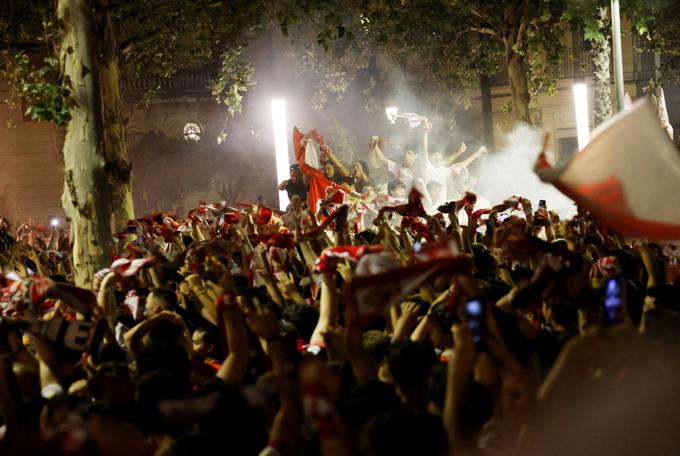 ... ko se v največjem andaluzijskem mestu obeta veselica v rdeče-belem. Tako je bilo v sredo zvečer. | Foto: Reuters