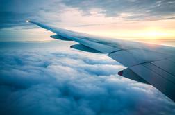 Dobropis namesto denarja: bodo morali potniki reševati letalske družbe?