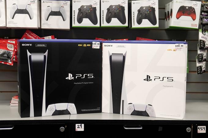 Playstation 5 je na voljo v dveh različicah: klasični, z optičnim pogonom blu-ray (499 evrov), in digitalni brez optičnega pogona (399 evrov).  | Foto: Reuters