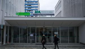 Pred ZD Ljubljana Bežigrad gneča zaradi vpisa neopredeljenih bolnikov