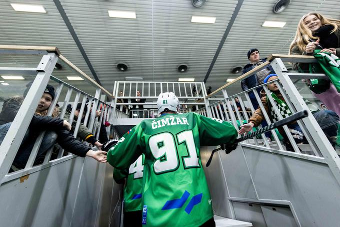 HK SŽ Olimpija je imel na tekmah IceHL uradno v povprečju 940 gledalcev, na vseh tekmah skupaj 22.566 gledalcev, kolikor so jih v Bernu našteli na manj kot dveh tekmah.  | Foto: Vid Ponikvar